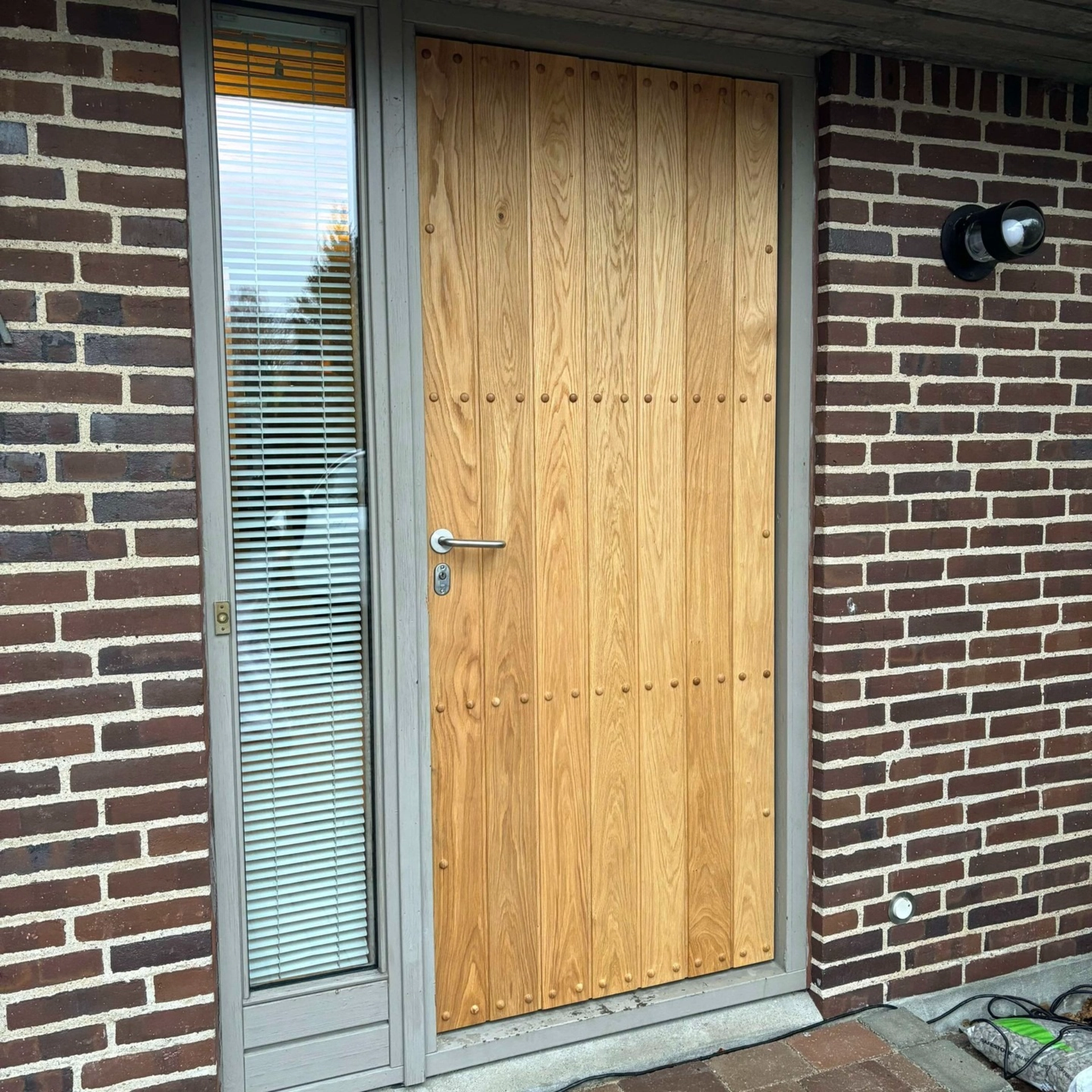 Trædør til erhvervsbyggeri med moderne design og sikkerhedsfunktioner.